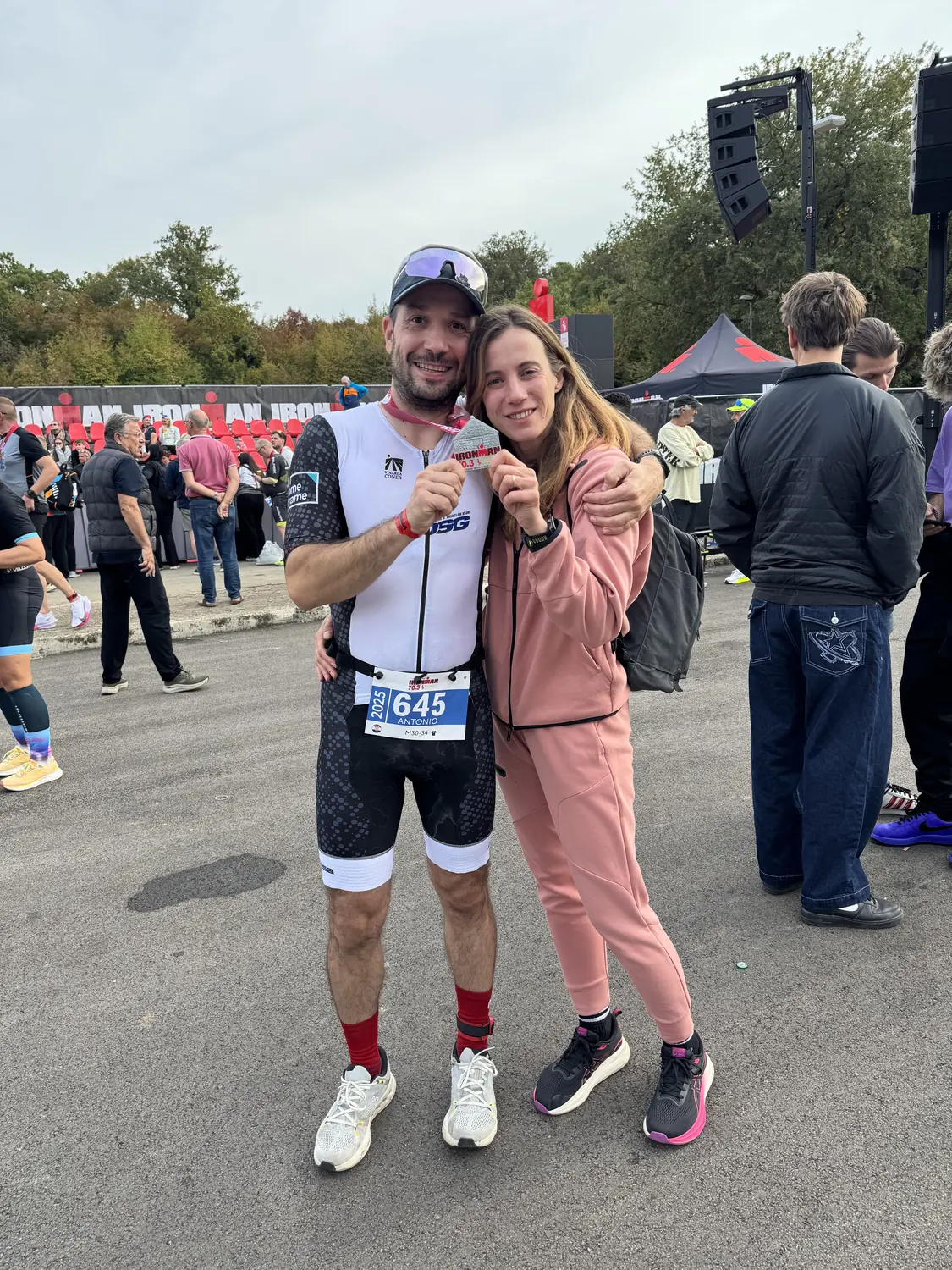 Antonio Novoselnik s partnericom nakon završetka triatlonske utrke, s medaljom i startnim brojem.
