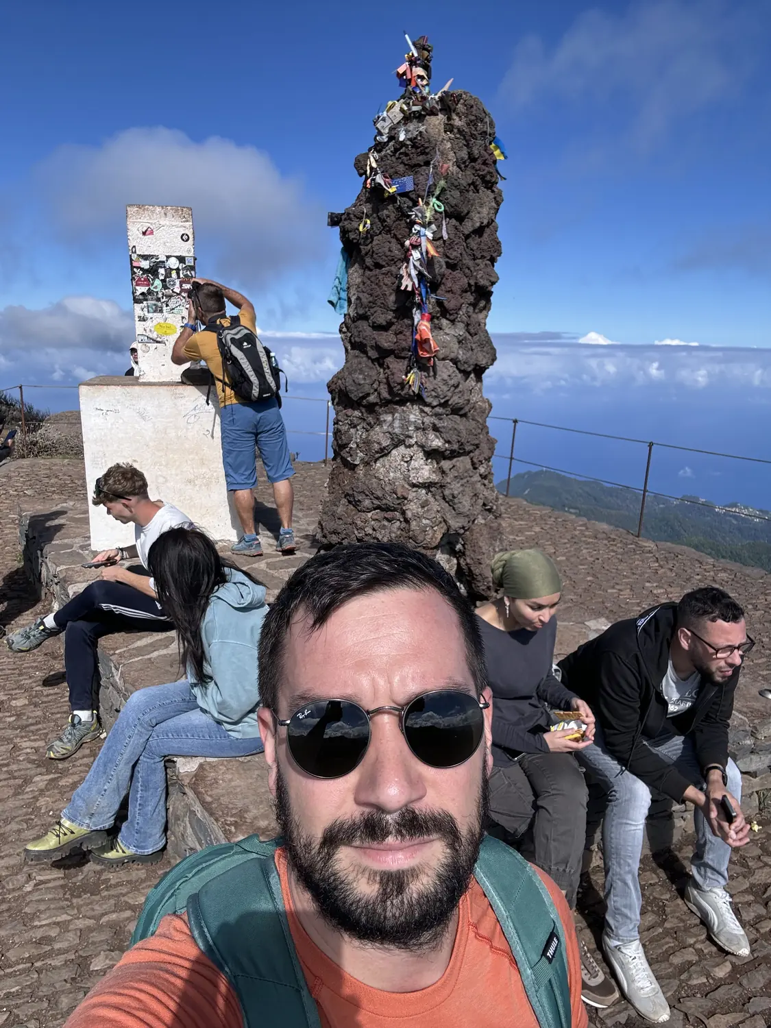 Antonio Novoselnik odmara s drugim planinarima na stjenovitom planinskom vrhu pod vedrim nebom.